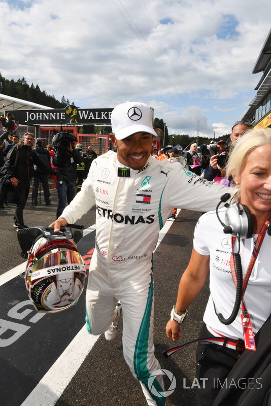 Il poleman Lewis Hamilton, Mercedes AMG F1, festeggia nel parco chiuso