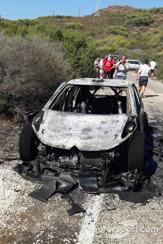 Coche quemado de Craig Breen, Scott Martin, Citroën World Rally Team Citroën C3 WRC