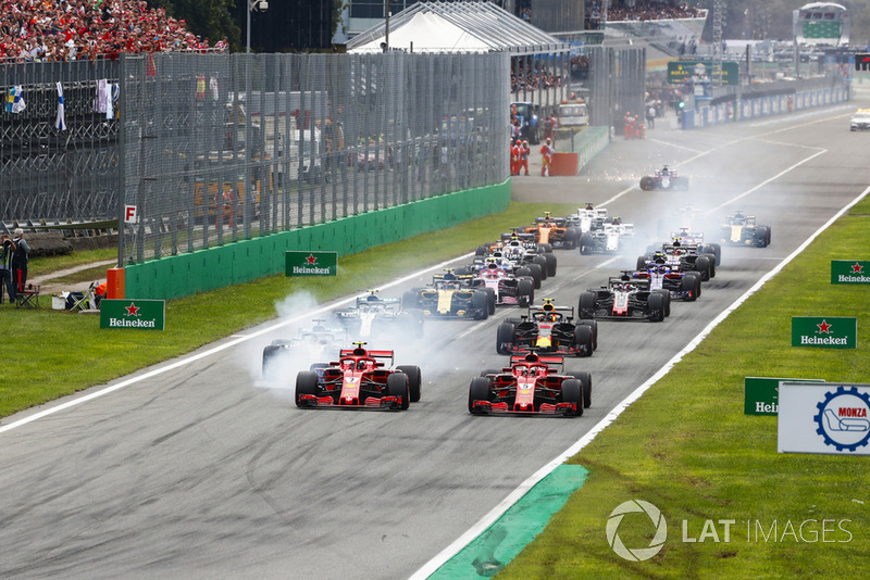 Inicio de la carrera con Kimi Raikkonen, Ferrari SF71H, por delante de Sebastian Vettel, Ferrari SF71H y Lewis Hamilton, Mercedes AMG F1 W09
