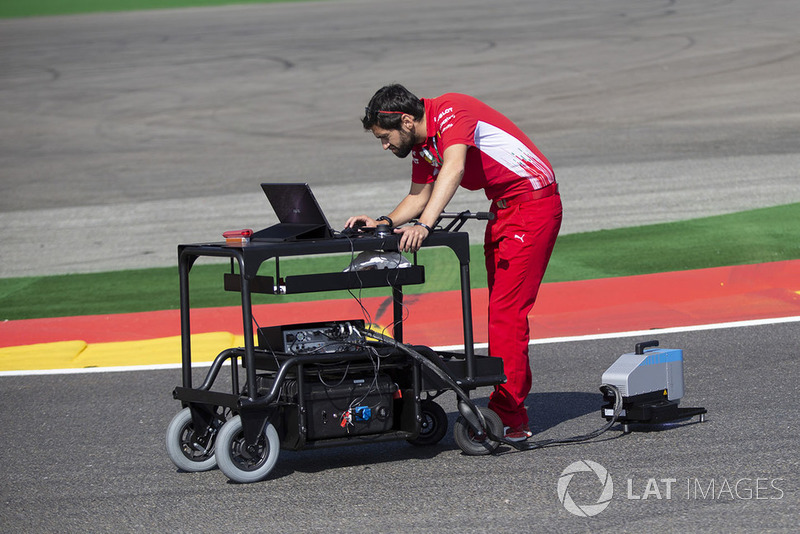 Un ingegnere Ferrari in pista con uno scanner