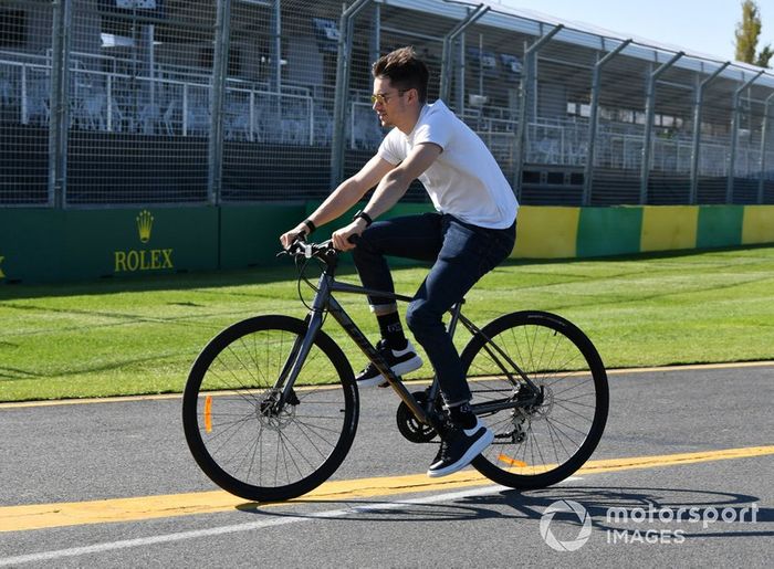 Charles Leclerc, Ferrari, con su novia Charlotte Sine