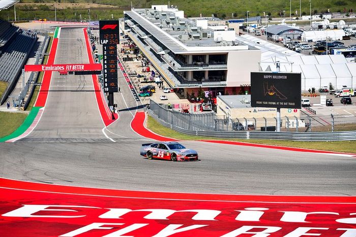 Romain Grosjean, Haas F1 Team, y Kevin Magnussen, Haas F1 Team, pilotan con Tony Stewart