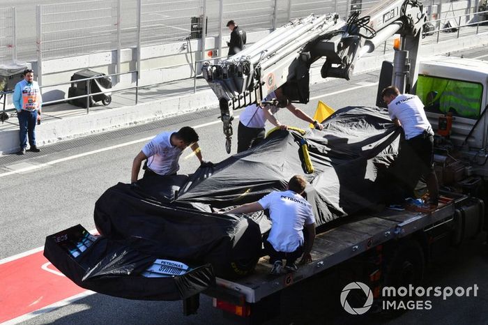 El Mercedes F1 W11 de Lewis Hamilton regresa a pits