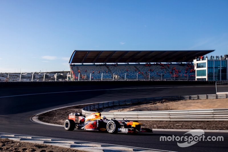 Max Verstappen, RB8 en la curva Hugenholtz
