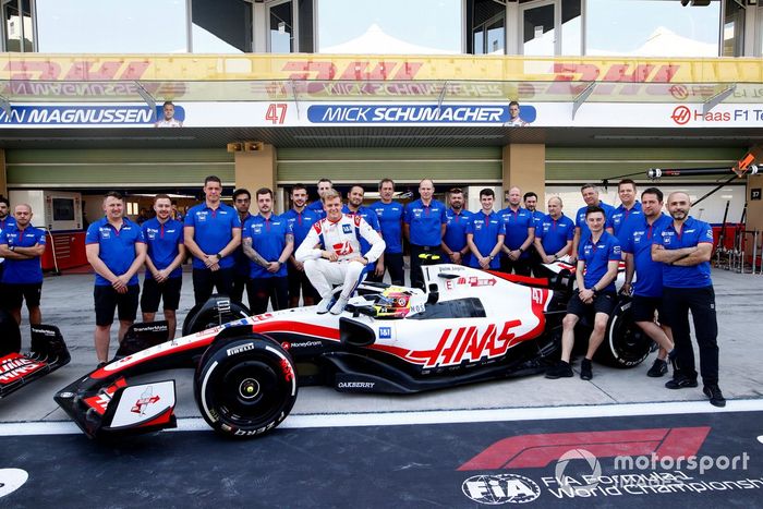 Foto del equipo Haas en el garaje, Mick Schumacher, Haas F1 Team