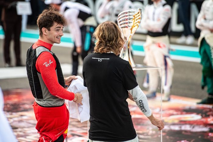 Charles Leclerc, Ferrari F1-75, Sebastian Vettel, Aston Martin AMR22