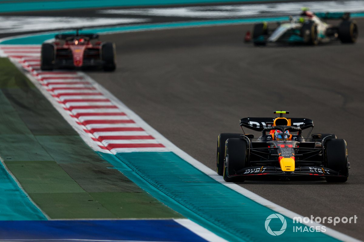 Sergio Perez, Red Bull Racing RB18, Charles Leclerc, Ferrari F1-75