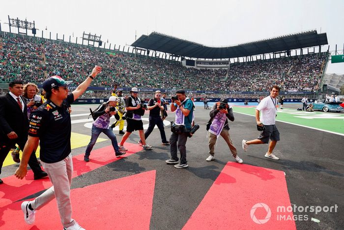 Sergio Pérez, Red Bull Racing, saluda al público