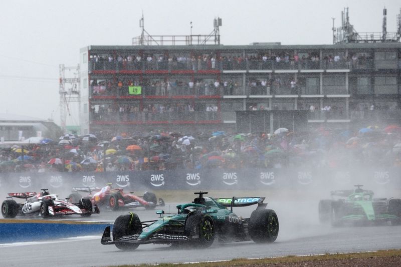 Nico Hulkenberg, Sauber, Lance Stroll, Aston Martin Racing