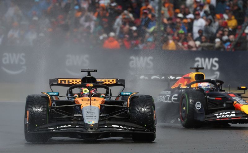 Oscar Piastri, McLaren, Max Verstappen, Red Bull Racing