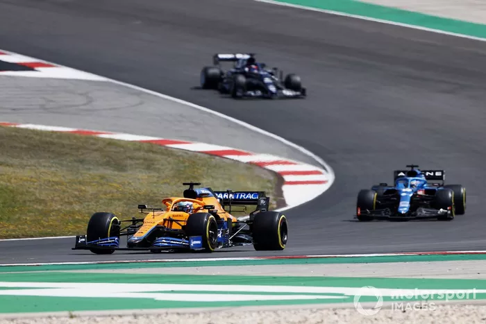 Daniel Ricciardo, McLaren MCL35M, Fernando Alonso, Alpine A521, Yuki Tsunoda, AlphaTauri AT02