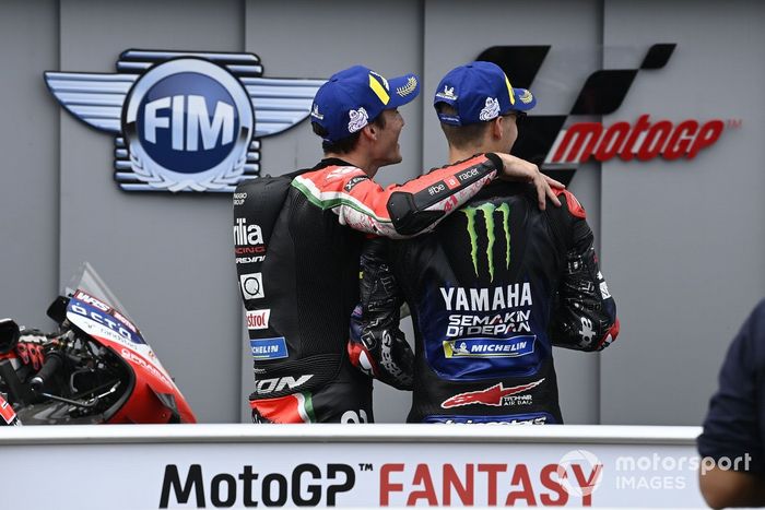 Segundo lugar Fabio Quartararo, Yamaha Factory Racing, tercero Aleix Espargaró, Aprilia Racing Team Gresini