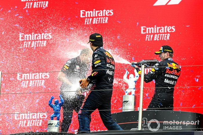 Podio: Gianpiero Lambiase, Ingeniero de carreras de Red Bull Racing, tercer lugar Sergio Pérez, Red Bull Racing, ganador de la carrera Max Verstappen, Red Bull Racing