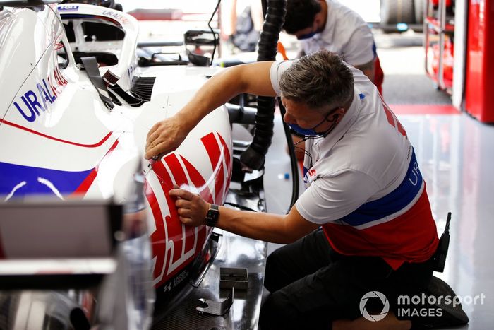 Un mecánico de Haas F1