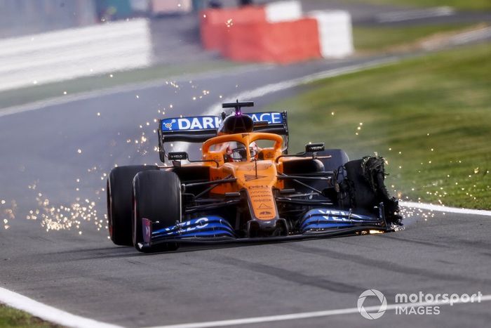 Carlos Sainz Jr., McLaren MCL35, con un neumático pinchado