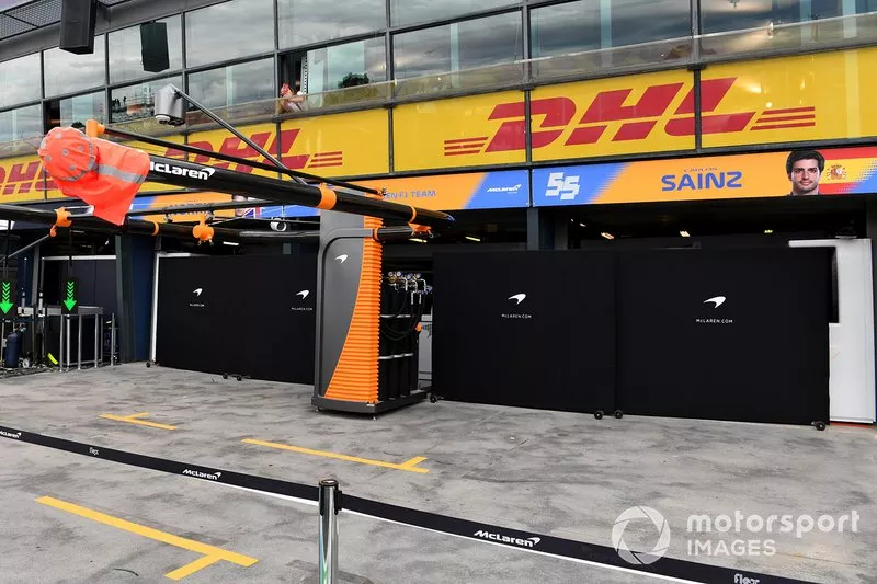 Las pantallas fuera del garaje de McLaren