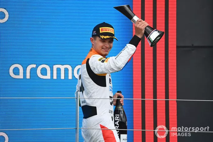 Lando Norris, McLaren, 2ª posición, abandona el podio con su trofeo y Champagne
