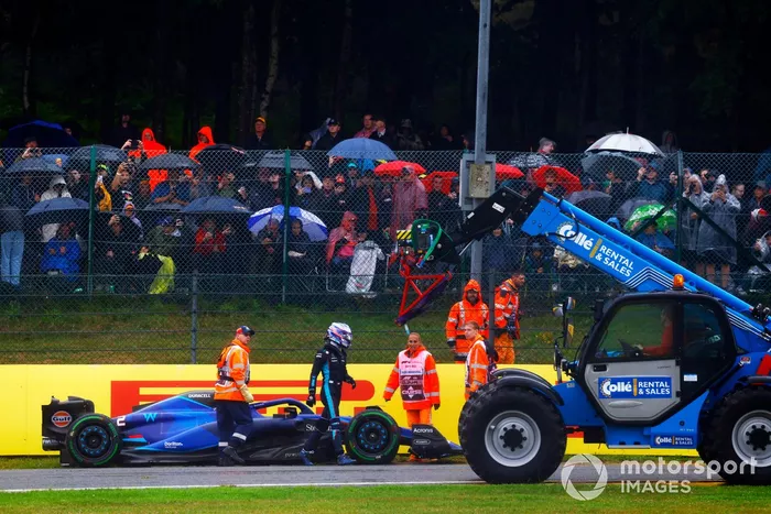 Los comisarios asisten a Logan Sargeant, Williams FW45, tras un accidente en la FP1