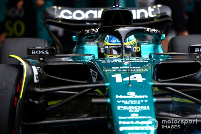 Fernando Alonso, Aston Martin AMR23, sale del garaje