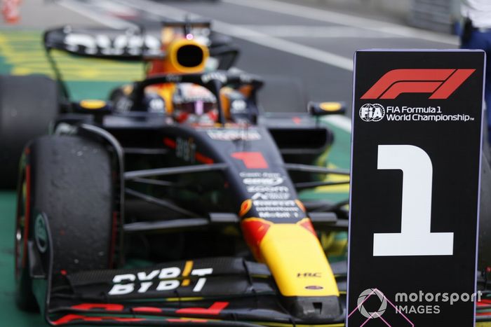 Max Verstappen, Red Bull Racing RB19, 1ª posición, llega a Parc Ferme
