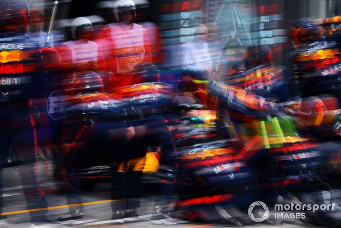 Sergio Pérez, Red Bull Racing RB19, hace una parada