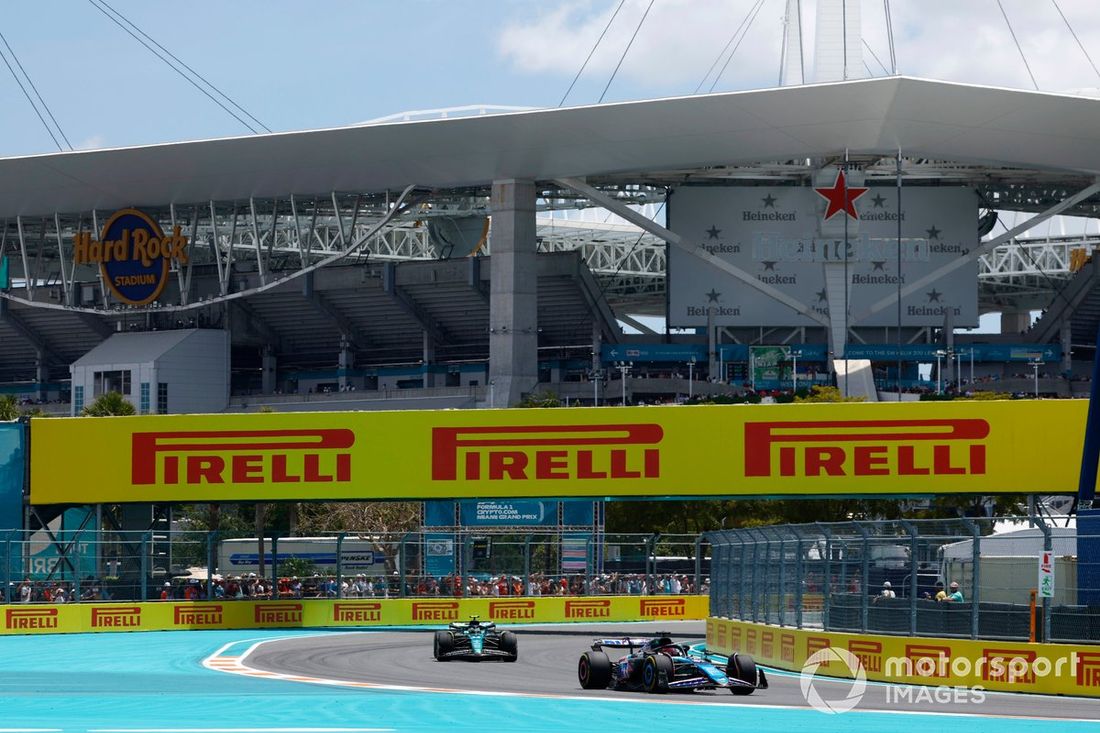 Esteban Ocon, Alpine A524, Fernando Alonso, Aston Martin AMR24