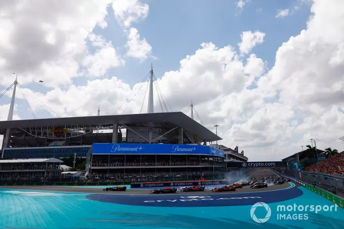 Max Verstappen, Red Bull Racing RB20, Charles Leclerc, Ferrari SF-24, Carlos Sainz, Ferrari SF-24, Sergio Pérez, Red Bull Racing RB20, el resto de la parrilla en la salida.