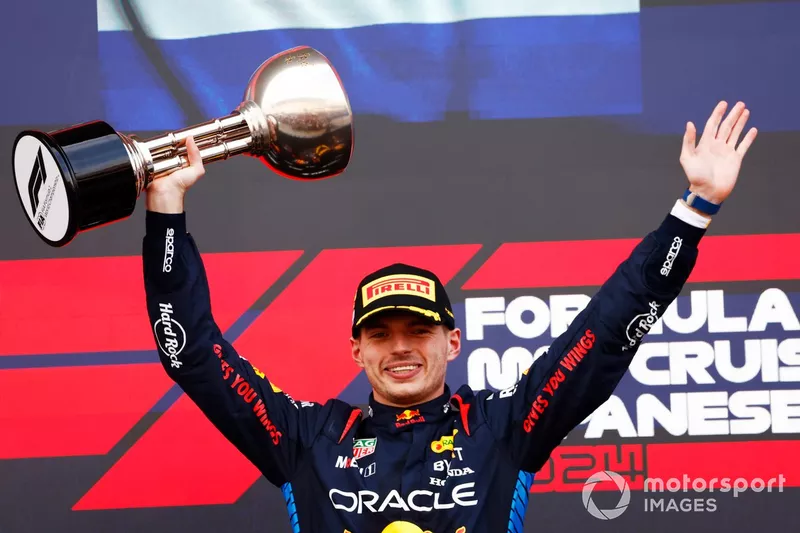 Max Verstappen, Red Bull Racing, vainqueur, sur le podium