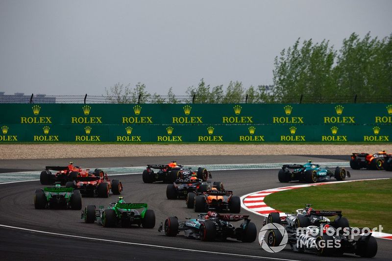 Fernando Alonso, Aston Martin AMR24, Max Verstappen, Red Bull Racing RB20, Sergio Perez, Red Bull Racing RB20, Carlos Sainz, Ferrari SF-24, Charles Leclerc, Ferrari SF-24, il resto dello schieramento alla partenza della Sprint