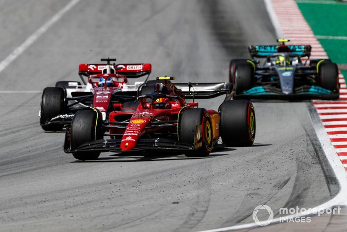 Carlos Sainz, Ferrari F1-75, Valtteri Bottas, Alfa Romeo C42, Lewis Hamilton, Mercedes W13 