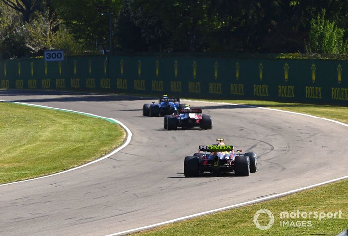 Nicholas Latifi, Williams FW43B, Antonio Giovinazzi, Alfa Romeo Racing C41, y Sergio Pérez, Red Bull Racing RB16B