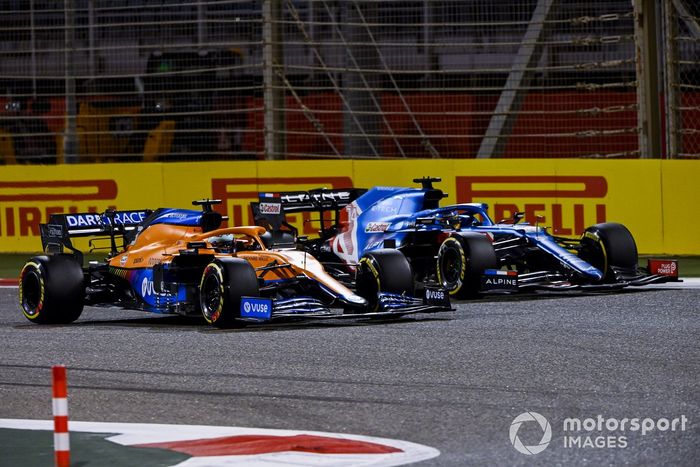 Daniel Ricciardo, McLaren MCL35M, Fernando Alonso, Alpine A521