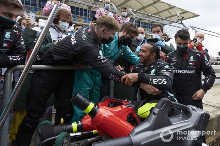 Lewis Hamilton, Mercedes-AMG F1, celebra con Mercedes su 7º Mundial