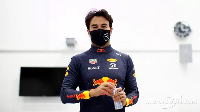 Sergio Pérez Red Bull uniforme