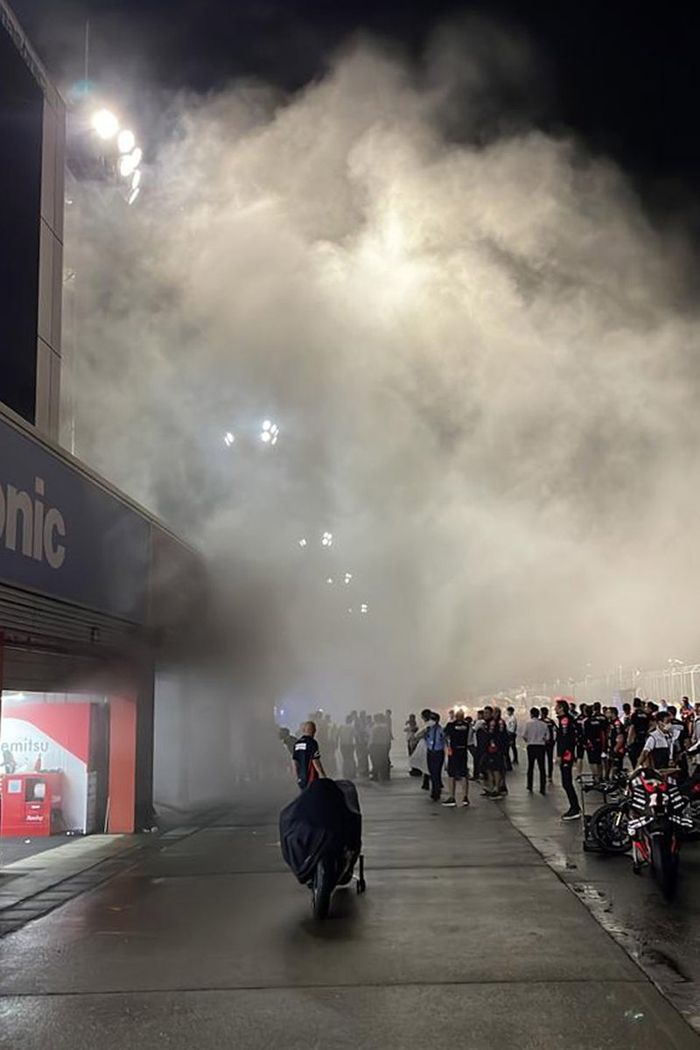 Fuego en el box del Marc VDS en Motegi 