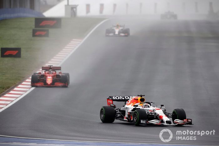 Max Verstappen, Red Bull Racing RB16B, Charles Leclerc, Ferrari SF21
