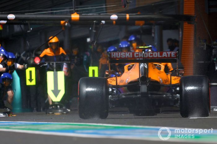 Lando Norris, McLaren MCL35M, en pits