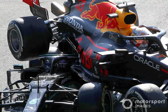 Choque de Max Verstappen, Red Bull Racing RB16B y Lewis Hamilton, Mercedes W12,