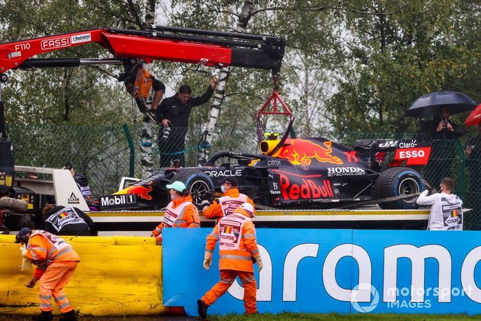 Los comisarios retiran el coche de Sergio Pérez, Red Bull Racing RB16B, tras su accidente