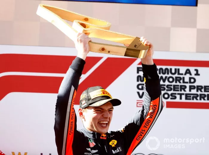 Il vincitore della gara Max Verstappen, Red Bull Racing, sul podio