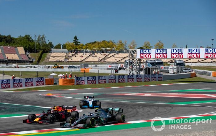 Valtteri Bottas, Mercedes AMG W10, Max Verstappen, Red Bull Racing RB15, y George Russell, Williams Racing FW42