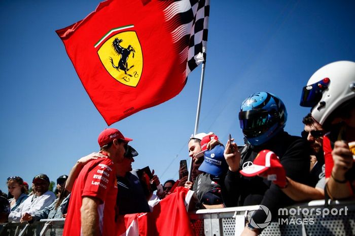 Sebastian Vettel, Ferrari SF90 firma un autógrafo para un fan