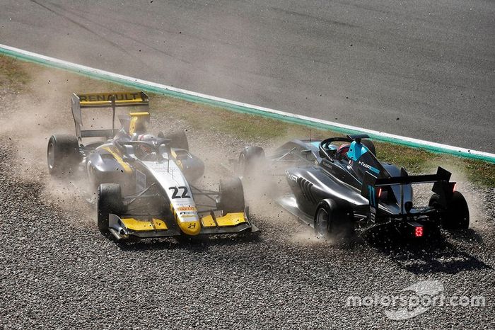 Accidente de Jake Hughes, HWA Racelab, y Ye Yifei, Hitech Grand Prix