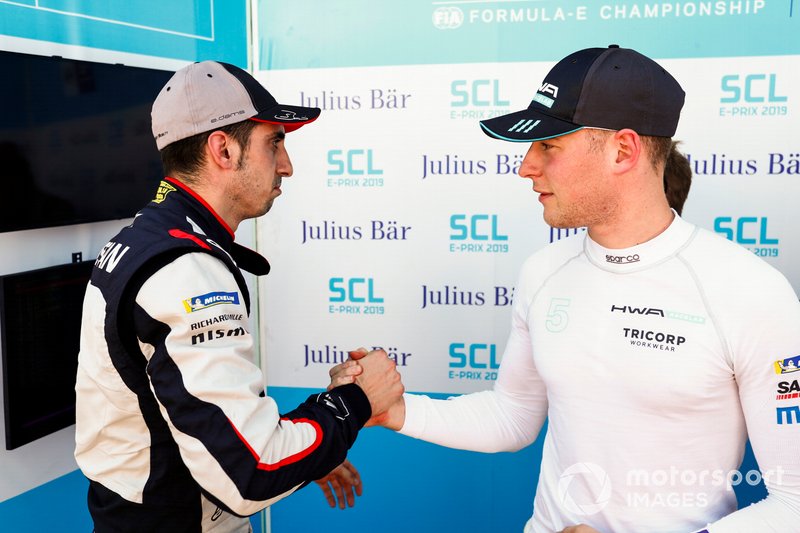 Stoffel Vandoorne, HWA Racelab, shakes hands with Sébastien Buemi, Nissan e.Dams