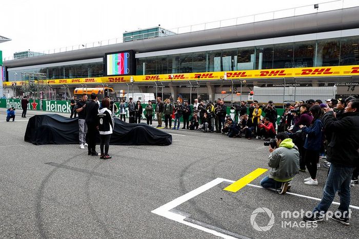 Coche decorado con motivo de la carrera 1.000
