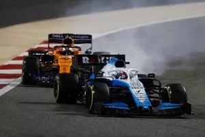 George Russell, Williams Racing FW42, voor Carlos Sainz Jr., McLaren MCL34