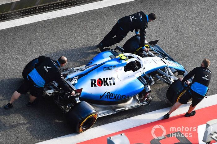 Una Williams FW42 viene spinta lungo la pit lane
