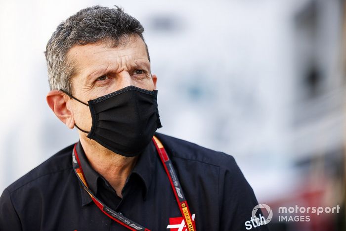 Guenther Steiner, director de Haas, habla ante los medios