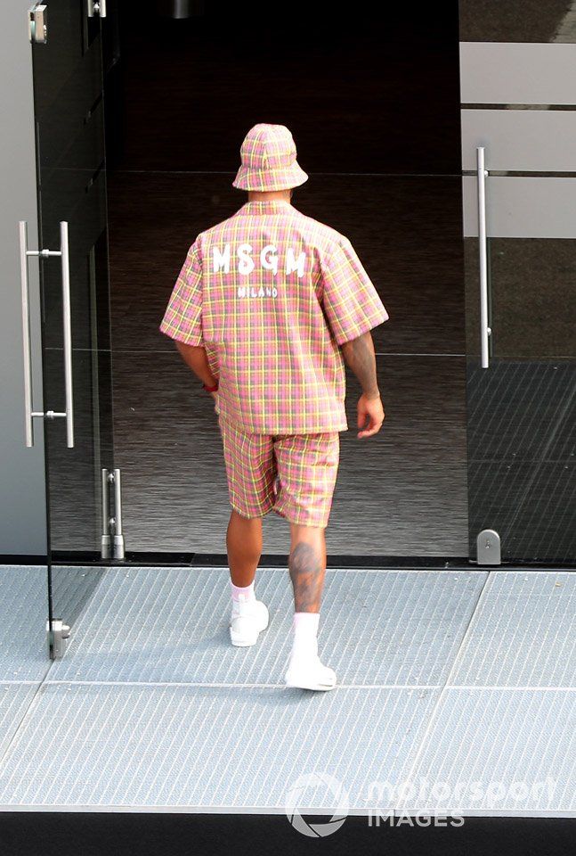 Lewis Hamilton, Mercedes-AMG F1 en un patinete