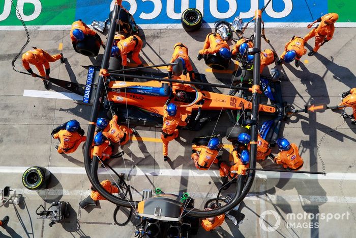 Carlos Sainz Jr., McLaren MCL35, pit stop